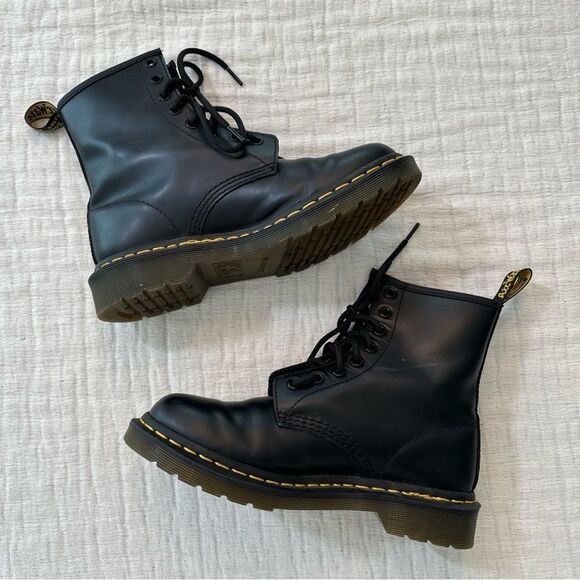 Dr. Martens Boots SLIP RESISTANT LEATHER LACE UP 1460 Size Women’s 7 - Picture 1 of 10